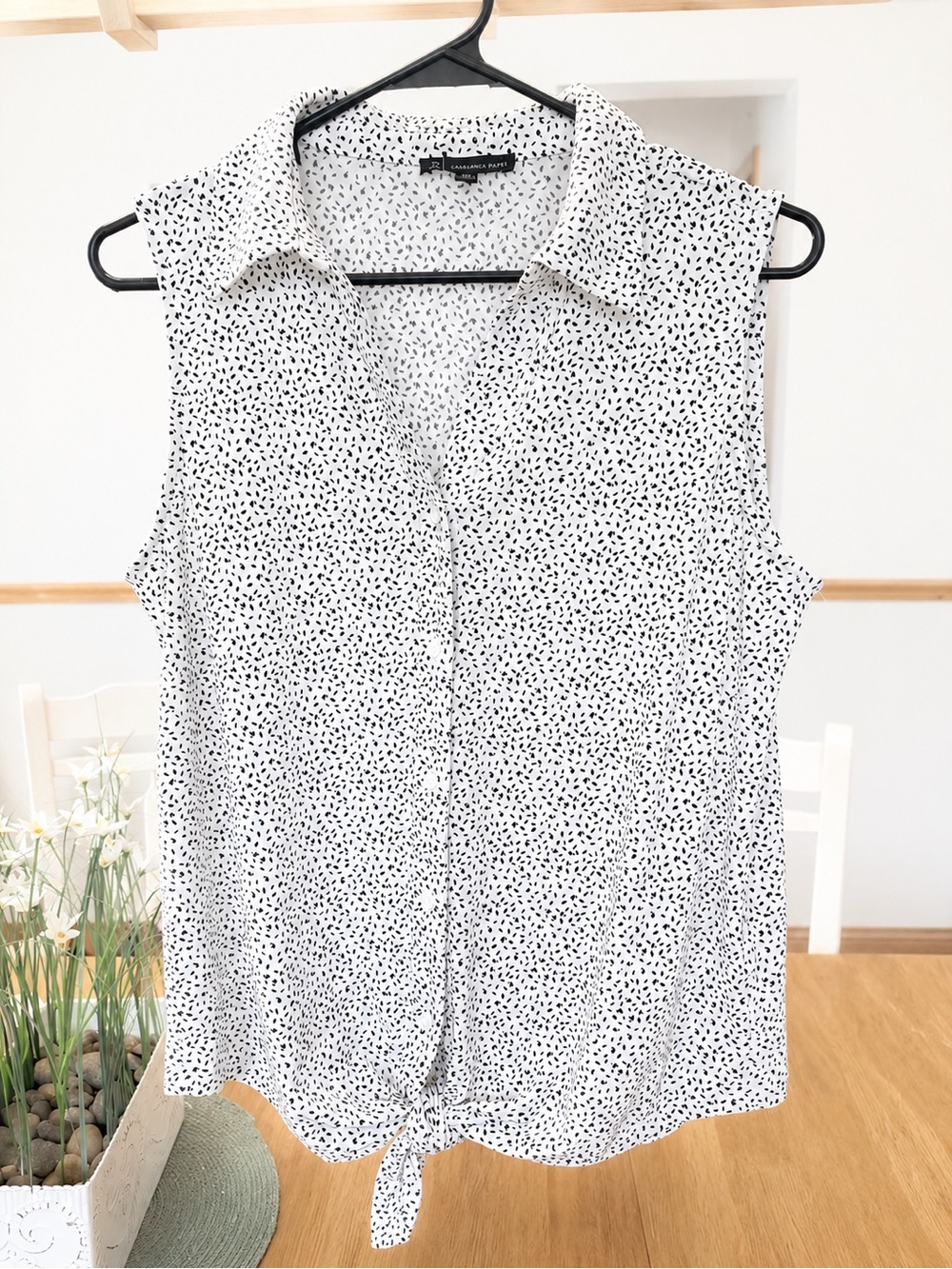 Adrianna Papell Medium White & Black Print Sleeveless Tie Front Blouse